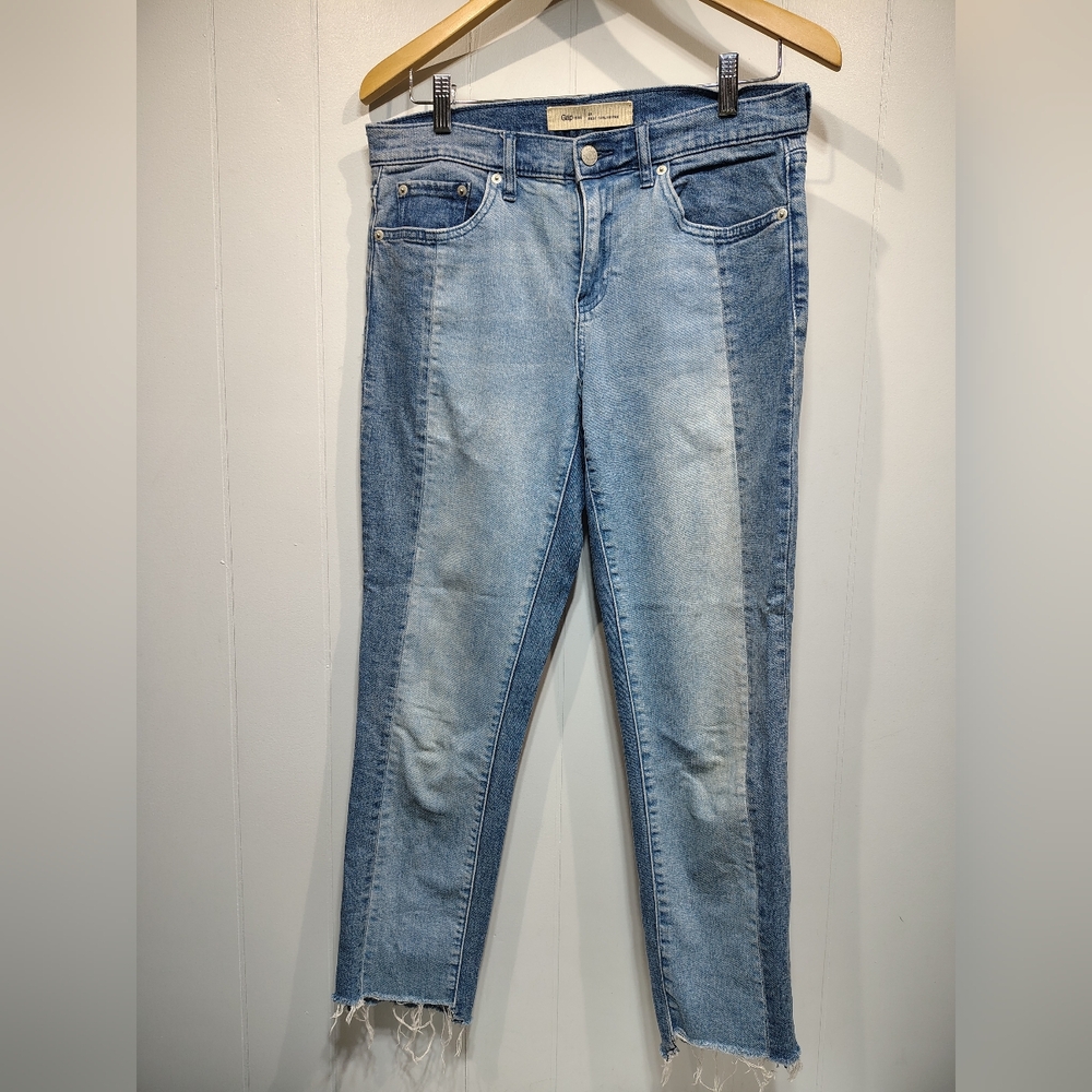 Gap 1969 Girlfriend Jeans‎ 28 Raw Hem Cropped Light Wash